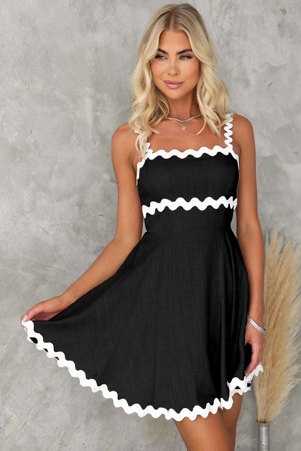 The Alicia Dress Black / L The Alicia Dress Black / L